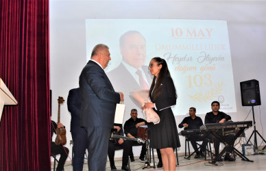 Ağsu rayonunda Ulu Öndər Heydər Əliyevin anadan olmasının 103-cü ildönümü ilə əlaqədar rəsmi yığıncaq keçirilib və konsert təşkil edilib