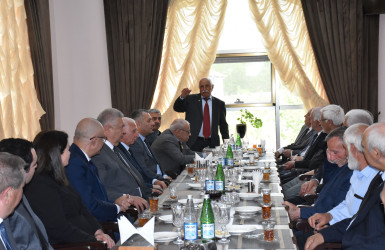 Ağsu rayonunda 2025-ci ilin “Konstitusiya və Suverenlik İli” elan edilməsi ilə bağlı “Müzəffər Ali Baş Komandan və suverenliyə gedən yol” mövzusunda dəyirmi masa keçirilib