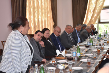 Ağsu rayonunda 2025-ci ilin “Konstitusiya və Suverenlik İli” elan edilməsi ilə bağlı “Müzəffər Ali Baş Komandan və suverenliyə gedən yol” mövzusunda dəyirmi masa keçirilib