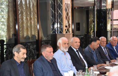 Ağsu rayonunda 2025-ci ilin “Konstitusiya və Suverenlik İli” elan edilməsi ilə bağlı “Müzəffər Ali Baş Komandan və suverenliyə gedən yol” mövzusunda dəyirmi masa keçirilib