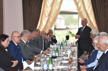 Ağsu rayonunda 2025-ci ilin “Konstitusiya və Suverenlik İli” elan edilməsi ilə bağlı “Müzəffər Ali Baş Komandan və suverenliyə gedən yol” mövzusunda dəyirmi masa keçirilib
