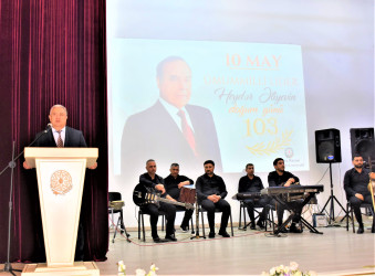 Ağsu rayonunda Ulu Öndər Heydər Əliyevin anadan olmasının 103-cü ildönümü ilə əlaqədar rəsmi yığıncaq keçirilib və konsert təşkil edilib
