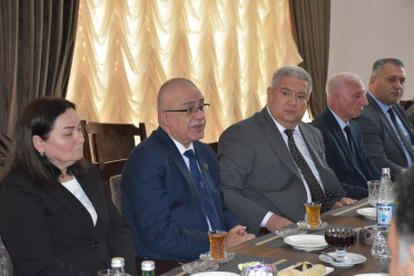 Ağsu rayonunda 2025-ci ilin “Konstitusiya və Suverenlik İli” elan edilməsi ilə bağlı “Müzəffər Ali Baş Komandan və suverenliyə gedən yol” mövzusunda dəyirmi masa keçirilib