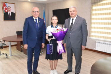 Ağsu Rayon İcra Hakimiyyətində buraxılış imtahanında ən yüksək nəticə göstərən şagirdlə görüş keçirilib