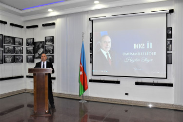 Ağsu rayonunda Ulu Öndər Heydər Əliyevin anadan olmasının 102-ci ildönümü ilə əlaqədar abidəsi ziyarət edilib və “Heydər Əliyev müstəqil Azərbaycan konstitusiyasının müəllifidir” mövzusunda yığıncaq keçirilib