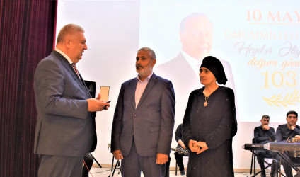 Ağsu rayonunda Ulu Öndər Heydər Əliyevin anadan olmasının 103-cü ildönümü ilə əlaqədar rəsmi yığıncaq keçirilib və konsert təşkil edilib