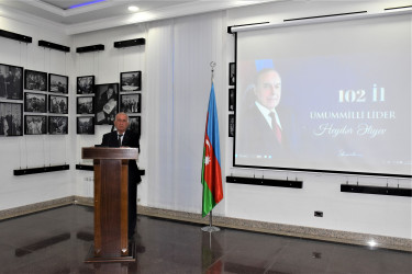 Ağsu rayonunda Ulu Öndər Heydər Əliyevin anadan olmasının 102-ci ildönümü ilə əlaqədar abidəsi ziyarət edilib və “Heydər Əliyev müstəqil Azərbaycan konstitusiyasının müəllifidir” mövzusunda yığıncaq keçirilib
