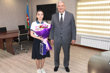 Ağsu Rayon İcra Hakimiyyətində buraxılış imtahanında ən yüksək nəticə göstərən şagirdlə görüş keçirilib