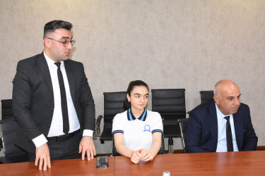 Ağsu Rayon İcra Hakimiyyətində buraxılış imtahanında ən yüksək nəticə göstərən şagirdlə görüş keçirilib