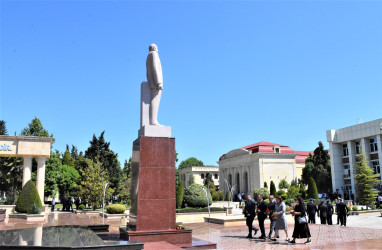 Ağsu rayonunda Ulu Öndər Heydər Əliyevin anadan olmasının 102-ci ildönümü ilə əlaqədar abidəsi ziyarət edilib və “Heydər Əliyev müstəqil Azərbaycan konstitusiyasının müəllifidir” mövzusunda yığıncaq keçirilib