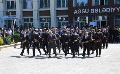 Ağsu rayonunda Ulu Öndər Heydər Əliyevin anadan olmasının 102-ci ildönümü ilə əlaqədar abidəsi ziyarət edilib və “Heydər Əliyev müstəqil Azərbaycan konstitusiyasının müəllifidir” mövzusunda yığıncaq keçirilib