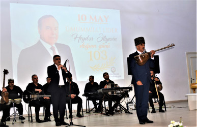 Ağsu rayonunda Ulu Öndər Heydər Əliyevin anadan olmasının 103-cü ildönümü ilə əlaqədar rəsmi yığıncaq keçirilib və konsert təşkil edilib